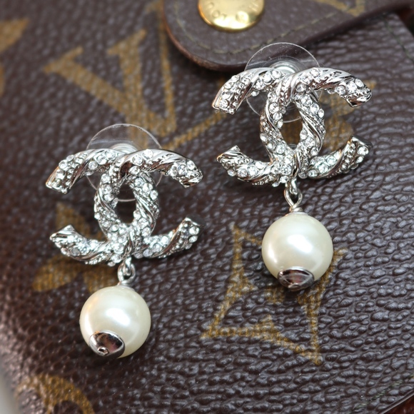 SOLD 🛒🛍 CHANEL CC LOGO PEARL DROP EARRINGS - Picture 2 of 8